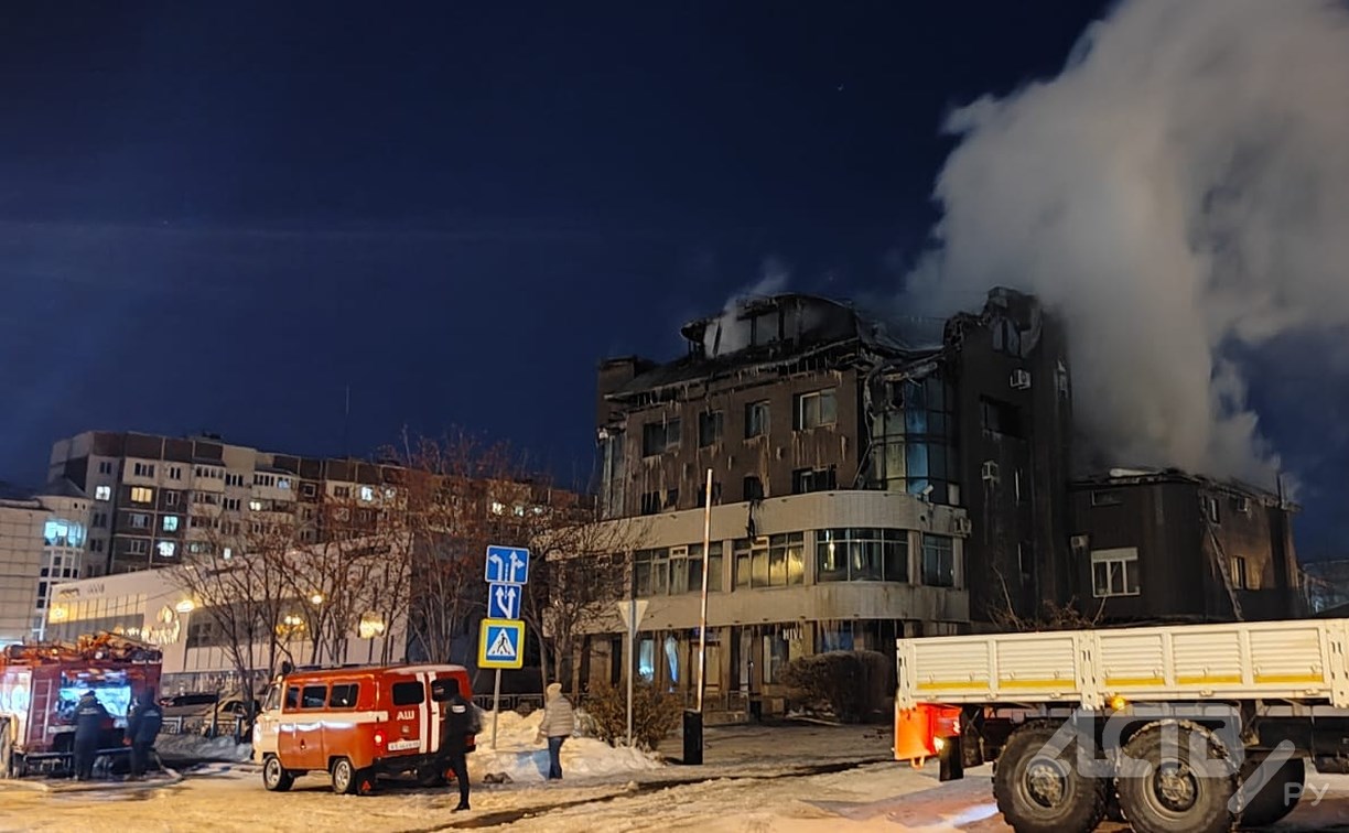 Пожар в "Трёх семёрках": ликвидация возгорания в центре Южно-Сахалинска продолжается