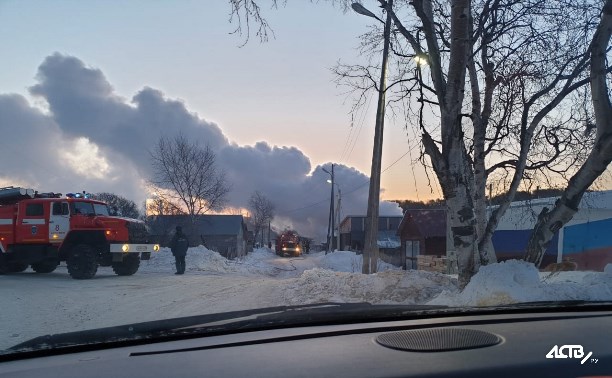 Частный дом сгорел в Ногликах