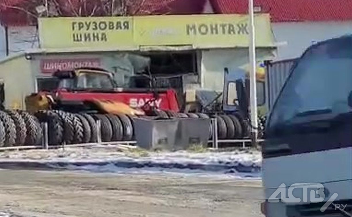 Взрыв произошёл в шиномонтажке в Южно-Сахалинске - тяжело пострадал один человек