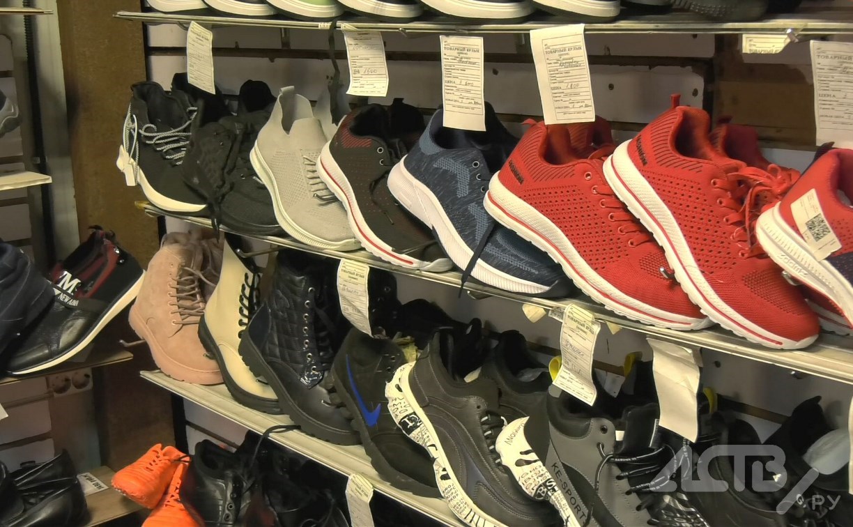 Одежду и обувь нелегально продавали на ярмарке в Южно-Сахалинске - товар конфисковали