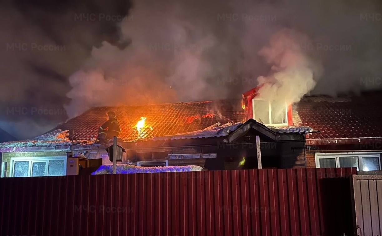 Тушение пожара в Лебяжьем углу в Южно-Сахалинске закончилось глубокой ночью
