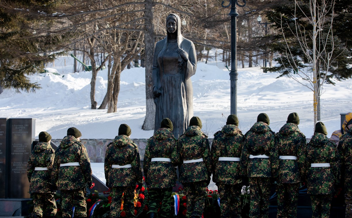 Сахалинцы почтили память героически погибших в Чечне российских десантников