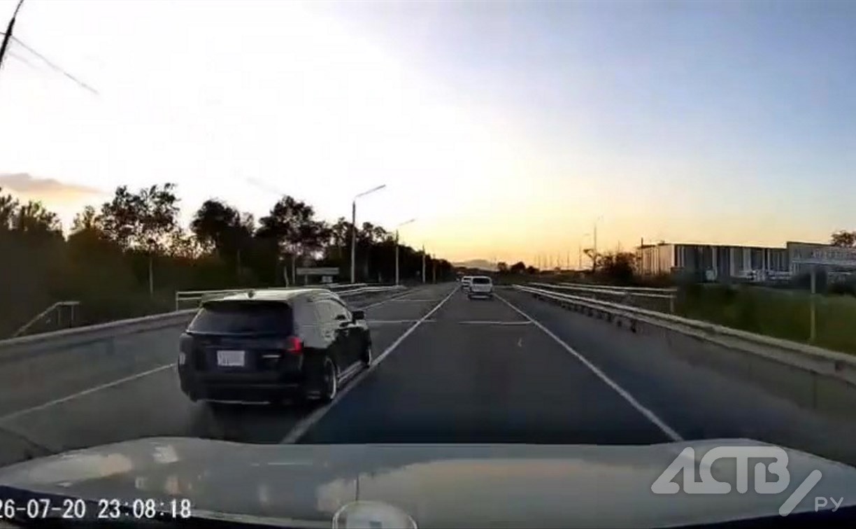 Видеорегистратор снял, как Subaru Levorg летел в лоб автобусу в Южно-Сахалинске