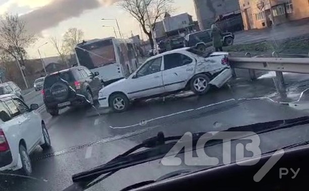 В Южно-Сахалинске серьёзное ДТП: легковушка от удара влетела в отбойник