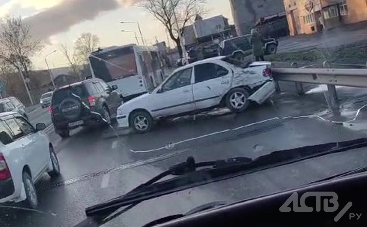 В Южно-Сахалинске серьёзное ДТП: легковушка от удара влетела в отбойник
