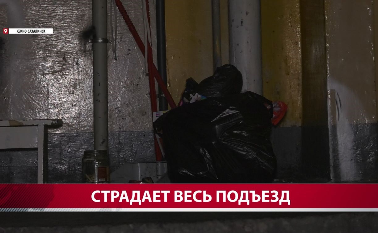 "Психанула": коляску в южно-сахалинской многоэтажке подожгла жительница подъезда