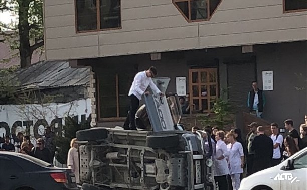 В районе "Нихон Митая" в Южно-Сахалинске опрокинулся внедорожник