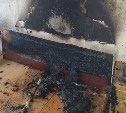 Кровать загорелась в одной из квартир в Холмске на улице Капитанской 