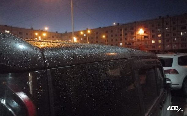 Ледяной дождь в Южно-Сахалинске сковал автомобили и дороги