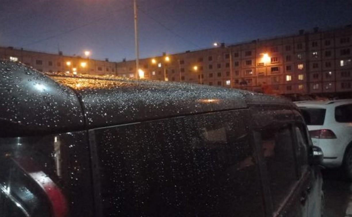 Ледяной дождь в Южно-Сахалинске сковал автомобили и дороги