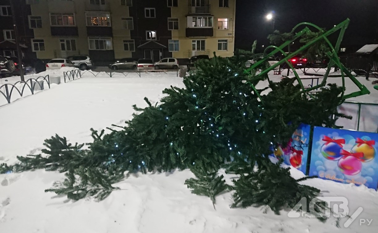 Первый пошёл: в Новотроицком упала новогодняя ёлка