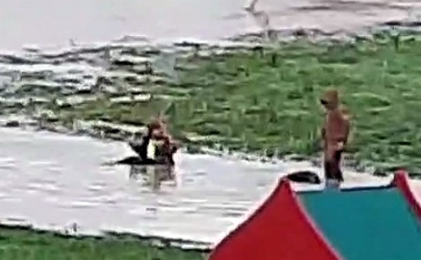 "Ура, школу отменили": дети в Южно-Сахалинске отправились купаться в лужах во время циклона