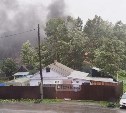 В Южно-Сахалинске вспыхнул сильный пожар в частном секторе