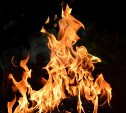 В расселённой квартире в Охе загорелся мусор