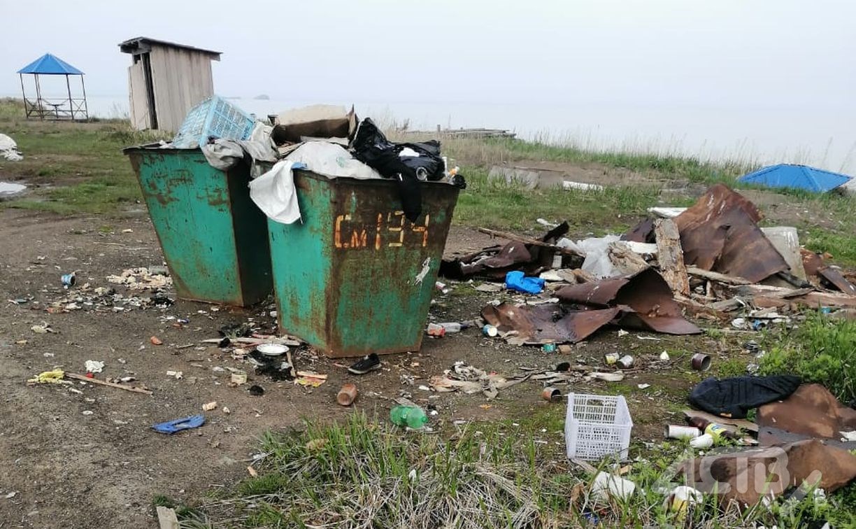 Разбитые беседки и мусор омрачили настроение туристов на берегу сахалинского села Пильво