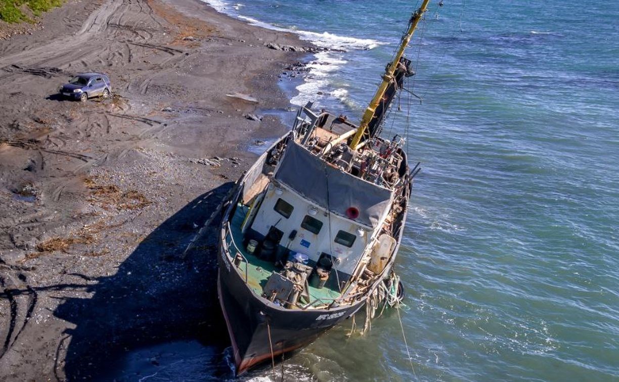 Выброшенное на берег Сахалина судно стало фотозоной для туристов