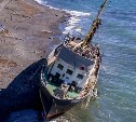 Выброшенное на берег Сахалина судно стало фотозоной для туристов