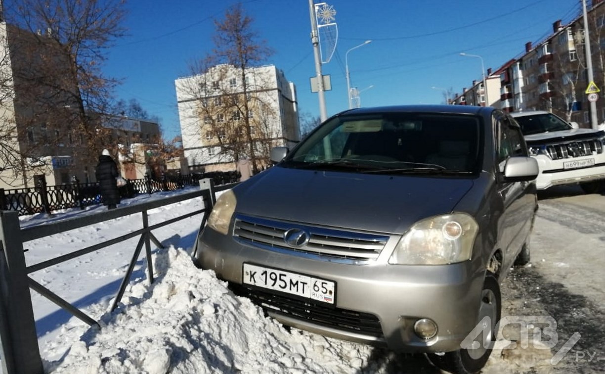 Toyota Raum в Южно-Сахалинске влетела в дорожное ограждение 