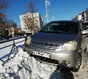 Toyota Raum в Южно-Сахалинске влетела в дорожное ограждение 