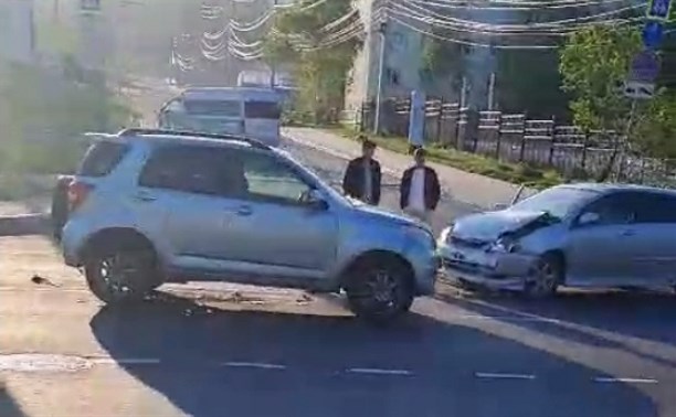 Ранним утром в понедельник в Южно-Сахалинске до пункта назначения не добрались два авто