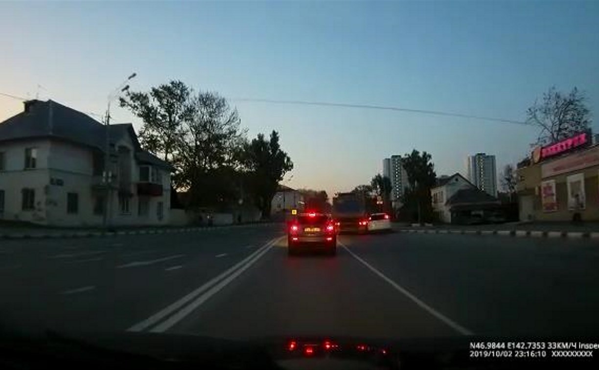 В Южно-Сахалинске грузовик вытолкнул с дороги малолитражку