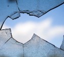 Сахалинец разбил окно в квартире тёщи и устроил пьяные покатушки на кроссовере