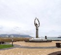 Власти объяснили, почему закрыли стихийную парковку у сквера "Отец Сахалин"