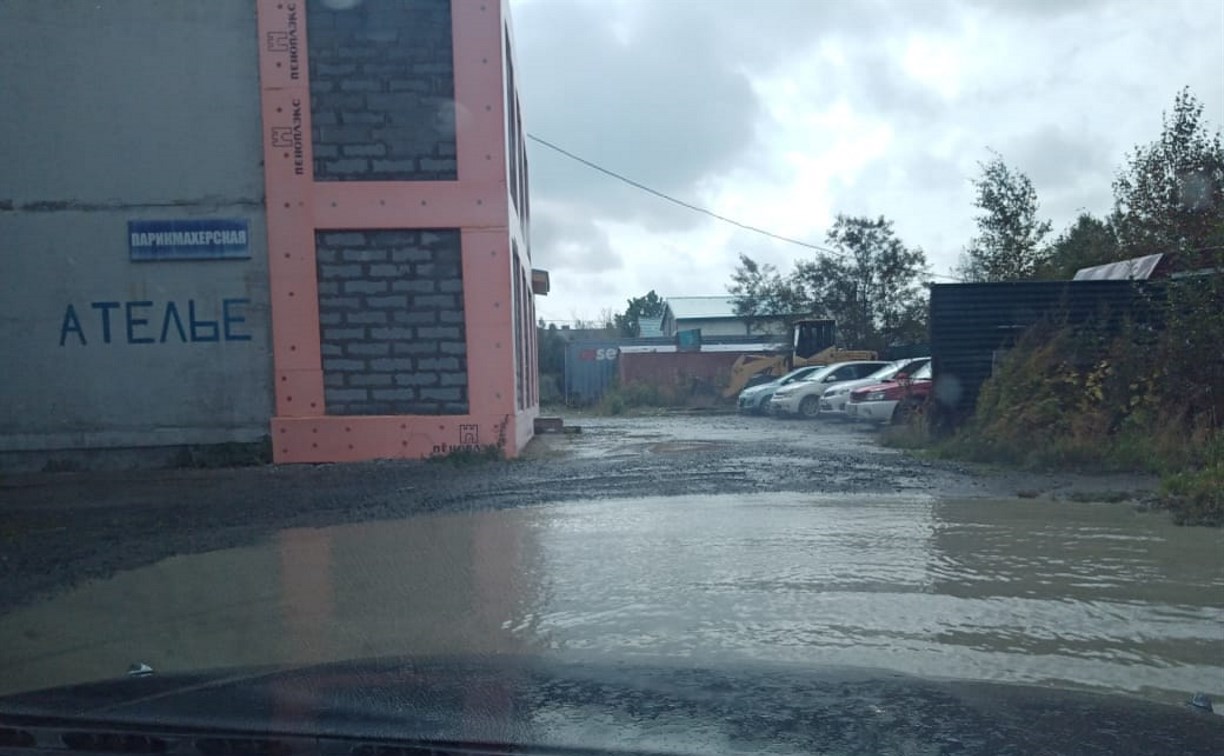 Почти вплавь: в Южно-Сахалинске после дождей затопило улицу Украинскую