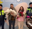 Сотрудники ГАИ подарили автокресло сахалинке, которую экстренно доставили в роддом