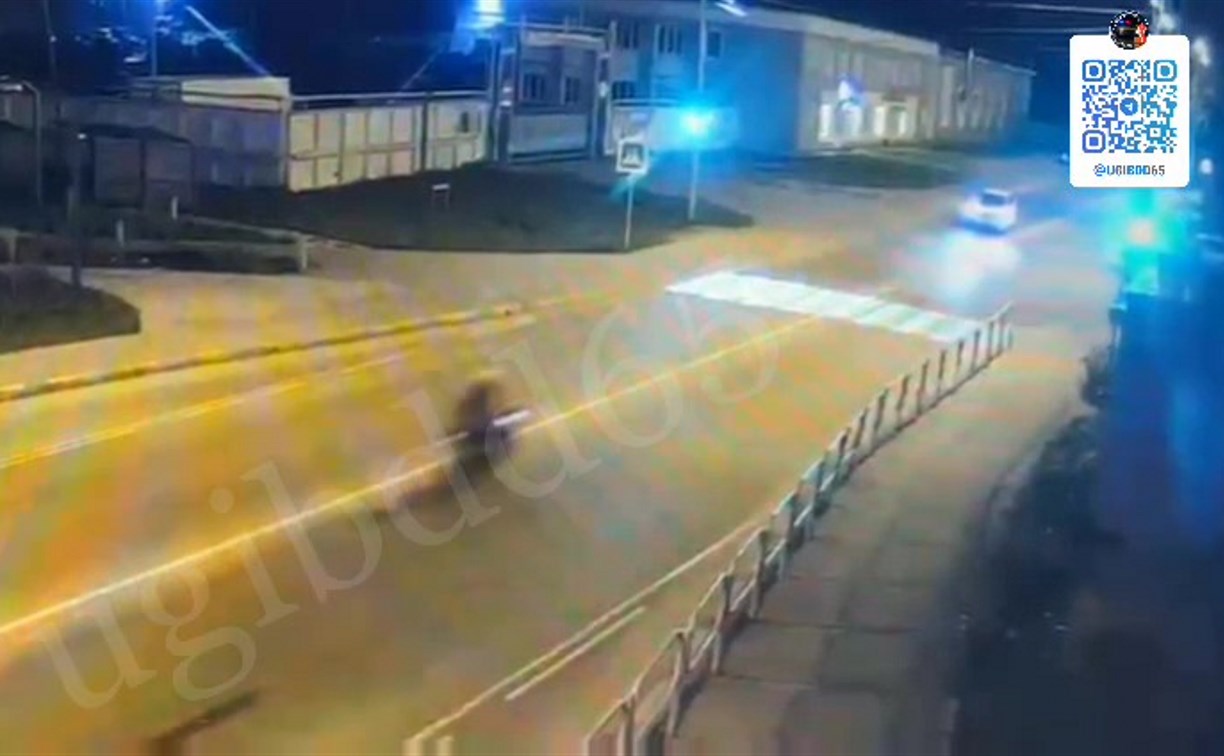 Появилось видео столкновения мотоциклиста с автомобилем в Южно-Сахалинске