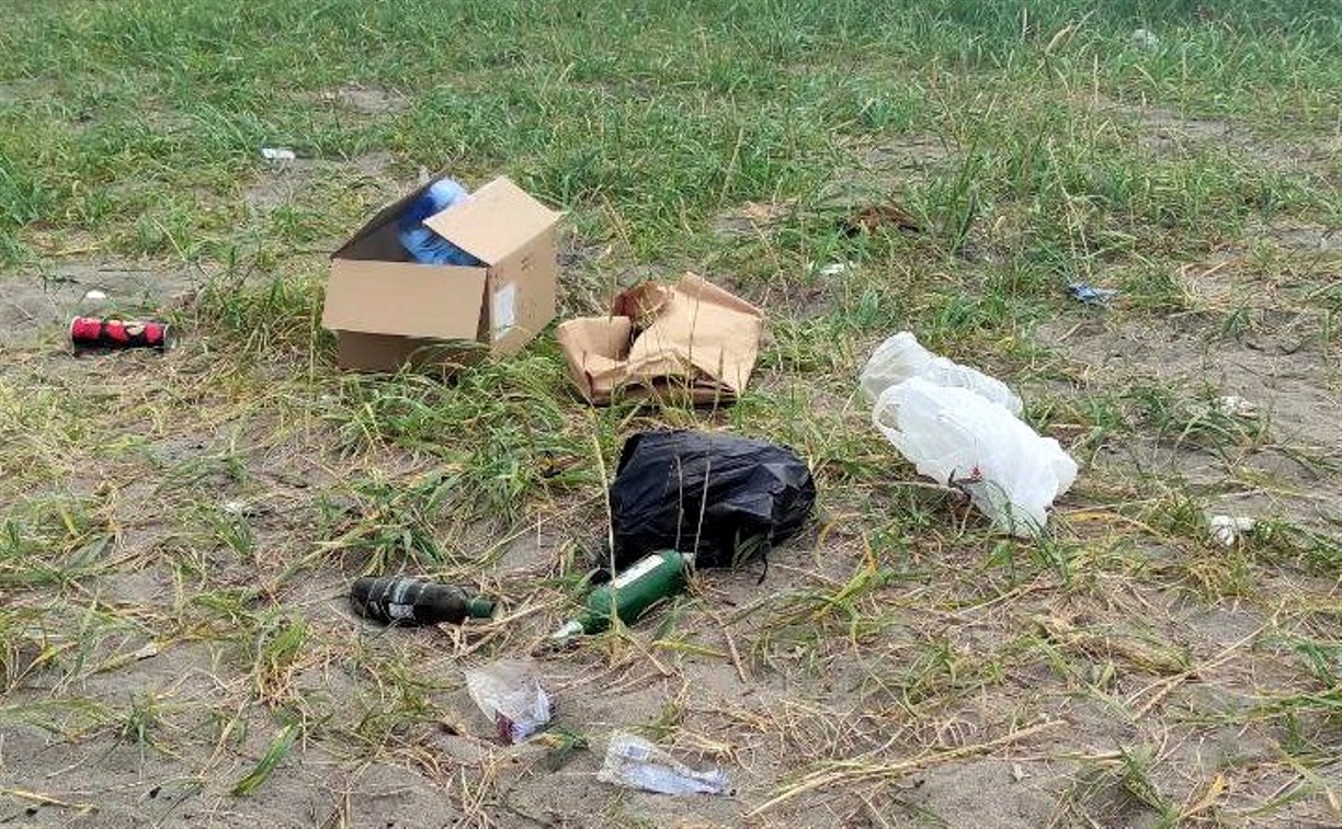 Отдыхающие на Сахалине настолько состоятельны, что вместе с мусором на побережье выбросили телефон