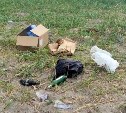 Отдыхающие на Сахалине настолько состоятельны, что вместе с мусором на побережье выбросили телефон