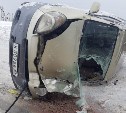 Легковушка опрокинулась после столкновения с грузовиком в Холмске