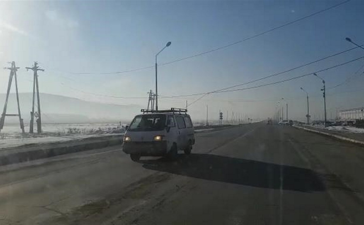 Большегруз оборвал электрические провода над дорогой в Новоалександровске
