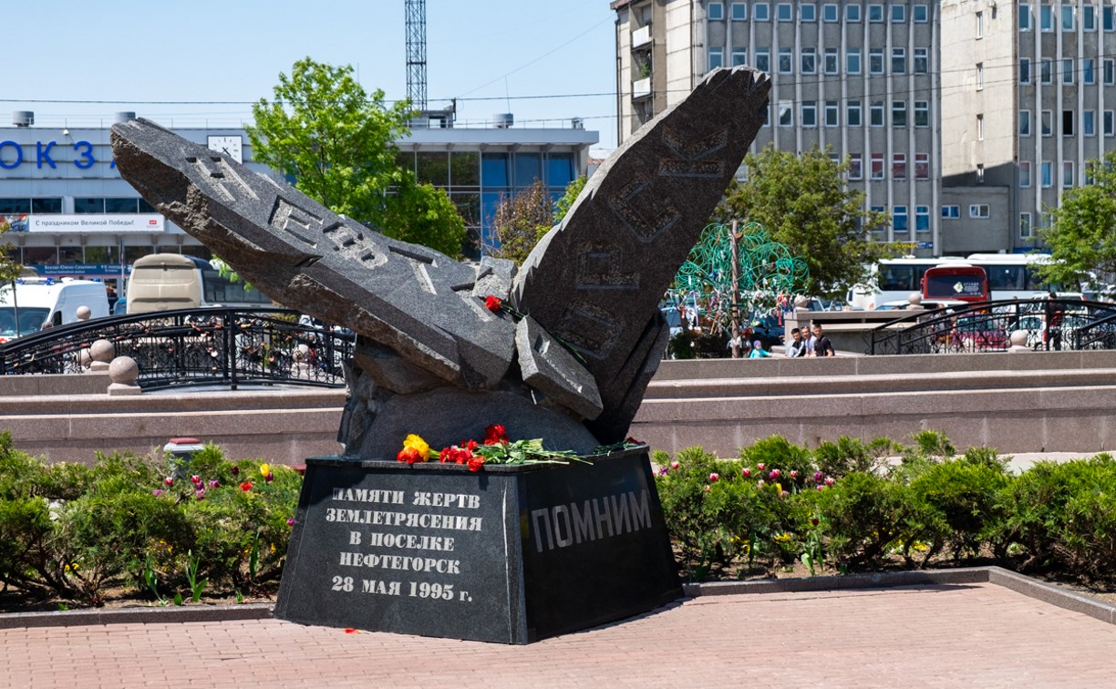 В Южно-Сахалинске возложили цветы к мемориалу погибших в Нефтегорске