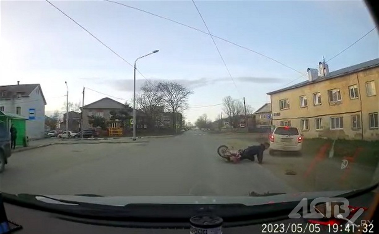 Появилось видео момента столкновения иномарки и скутера в Южно-Сахалинске