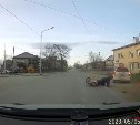 Появилось видео момента столкновения иномарки и скутера в Южно-Сахалинске