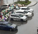 Из-за любителей парковки у мусорок двор в Новотроицком начинает превращаться в свалку