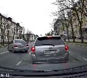 Наглец за рулем и беспечная женщина-пешеход: в Южно-Сахалинске на видео попало двойное нарушение ПДД