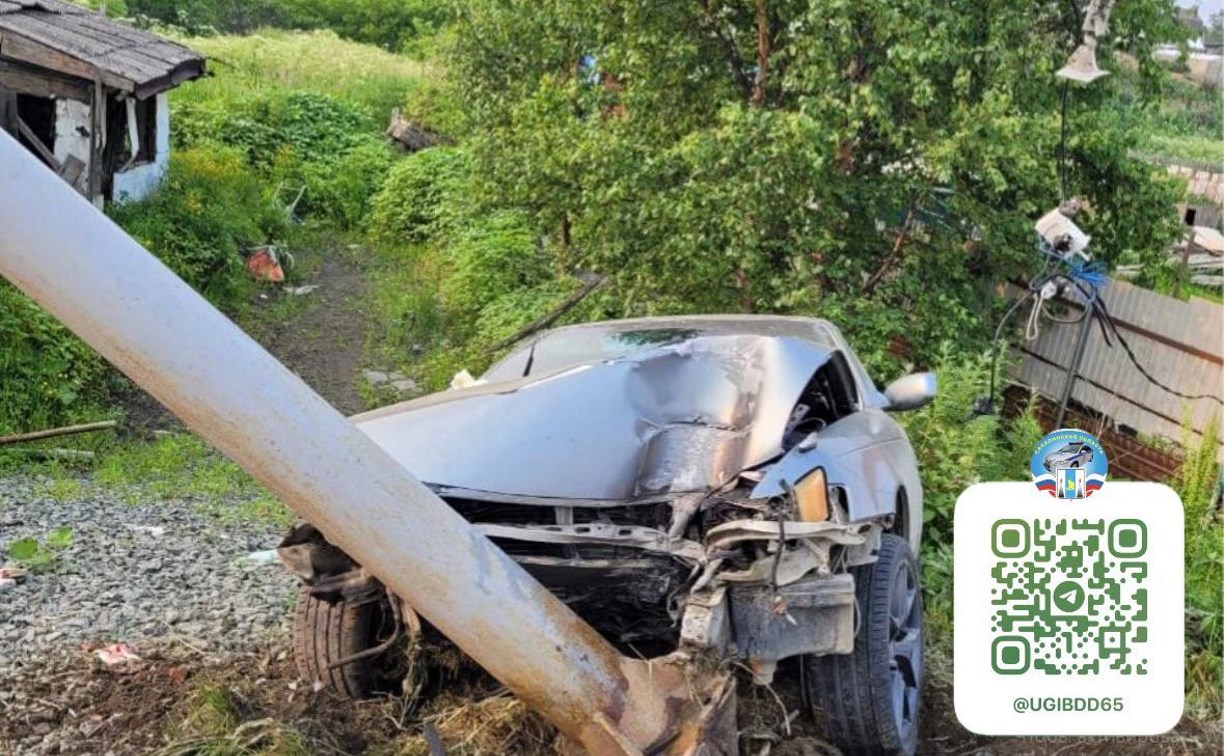 Водитель Toyota Mark II пострадал, врезавшись в металлический столб в Корсакове Водитель Toyota Mark II пострадал, врезавшись в металлический столб в Корсакове