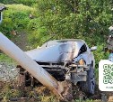 Водитель Toyota Mark II пострадал, врезавшись в металлический столб в Корсакове