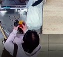 Драгоценности, болгарка и лом: в аэропорту на Сахалине взяли девушку, вскрывшую сейфы под влиянием аферистов 