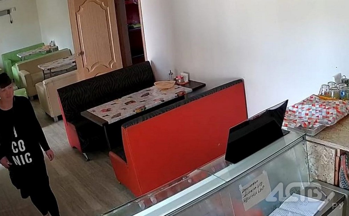 Незнакомка обчистила кассу в сахалинском кафе и попала на видео