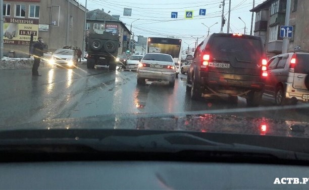 Грузовик и два легковых автомобиля столкнулись в Южно-Сахалинске