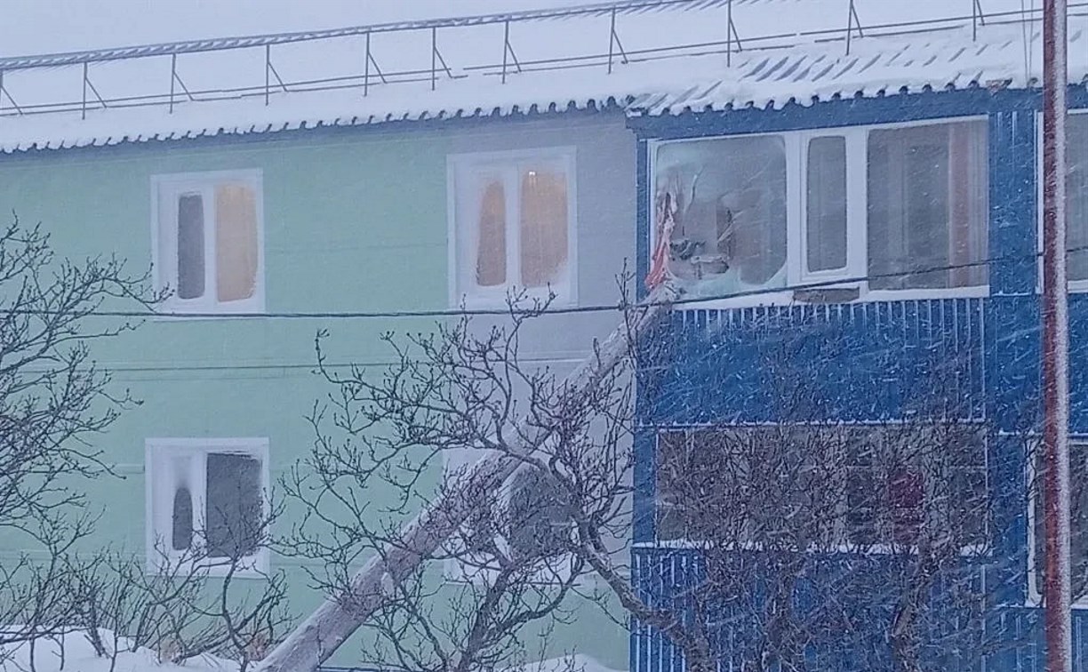 Поваленный ураганным ветром столб ЛЭП разбил балкон жителя Северо-Курильска