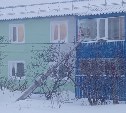 Поваленный ураганным ветром столб ЛЭП разбил балкон жителя Северо-Курильска