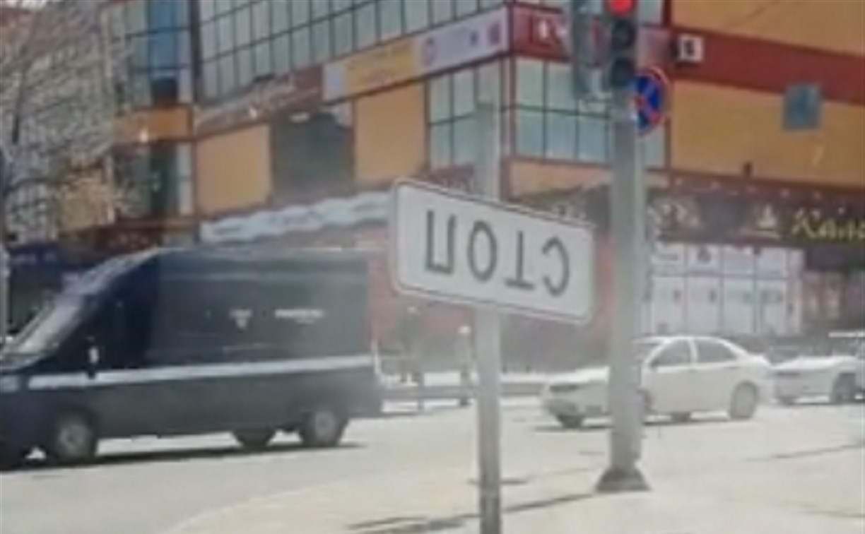 "ПОТС": водителей в Южно-Сахалинске предупредили об опасном болтающемся знаке 