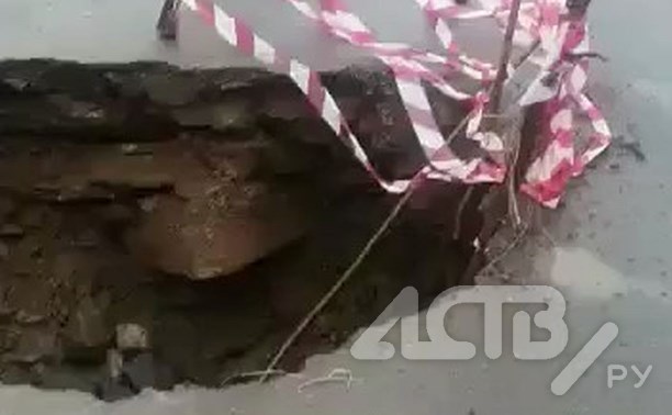 Асфальт провалился на мосту на севере Сахалина