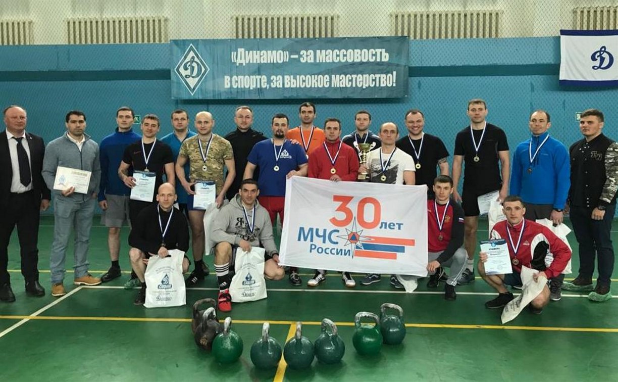 На Сахалине победу на областных соревнованиях по гиревому спорту завоевали сотрудники МЧС 