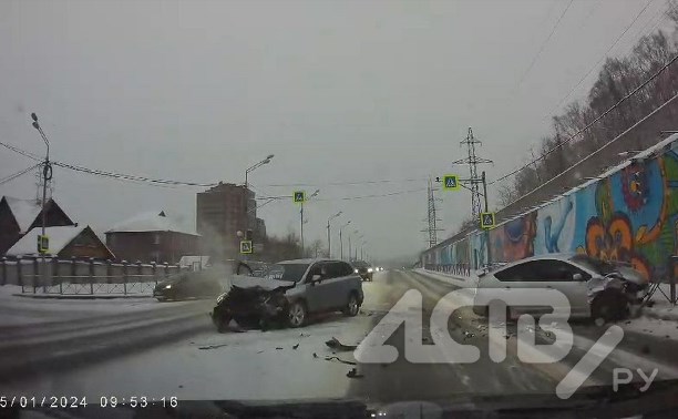 Момент жёсткого ДТП попал на видео в Южно-Сахалинске